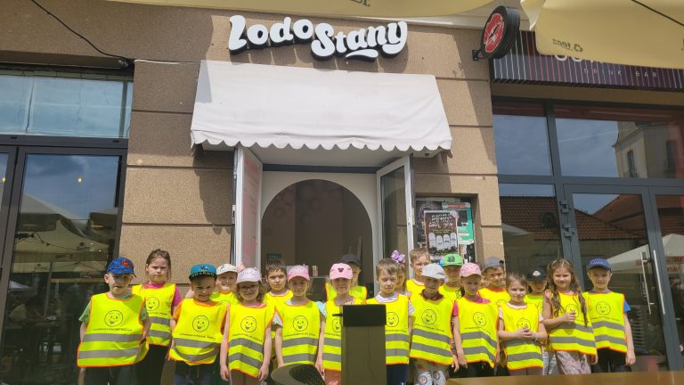 grupowe zdjęcie przed lodziarnią LodoStany